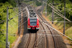 Zug entgleist auf Bahnübergang