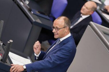 Scholz wirft Merz "gefährlichen Zickzackkurs" vor