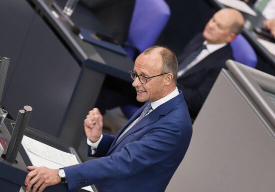 Scholz wirft Merz "gefährlichen Zickzackkurs" vor