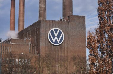 Gewerkschaft feiert Verhandlungsergebnis bei Volkswagen