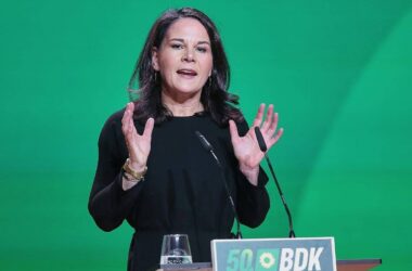Baerbock sichert Ukraine unabhängig von Wahl Unterstützung zu