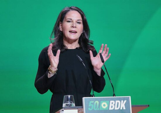 Baerbock sichert Ukraine unabhängig von Wahl Unterstützung zu
