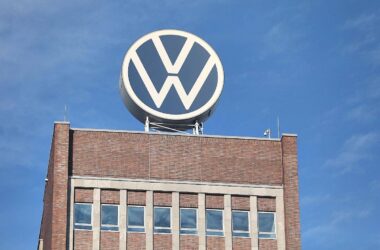 Wirtschafstweise Schnitzer befürwortet Einschnitte bei VW