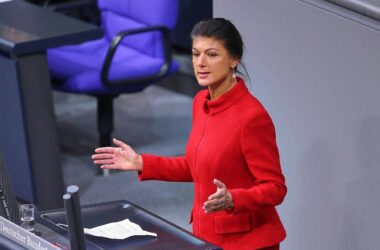 Wagenknecht für Grundfreibeitrag auf Sozialabgaben