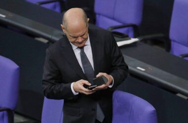 Breite Kritik an Umgang der Bundesregierung mit Scholz-Mails