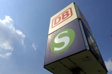 Bayerns Verkehrsminister kritisiert Ausgaben für Deutschlandticket