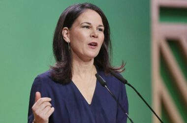 Baerbock wirft Merz "Hysterie" vor