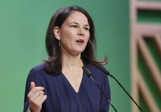 Baerbock wirft Merz "Hysterie" vor