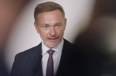 Lindner bei Wahlkampfauftritt mit Torte beworfen