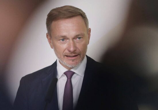 Lindner bei Wahlkampfauftritt mit Torte beworfen