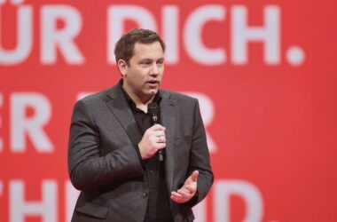 Klingbeil wirft Union "Verstecken" von Merz vor