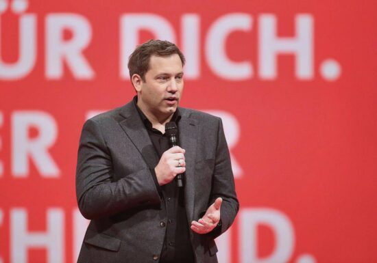 Klingbeil wirft Union "Verstecken" von Merz vor