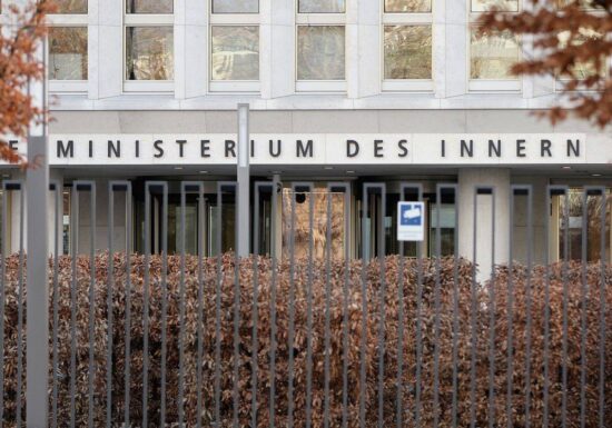 Bericht: Syrer beschädigt Scheibe am Bundesinnenministerium