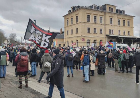 Massive Proteste gegen AfD-Parteitag - Start verzögert sich