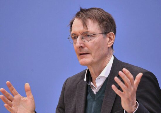 Lauterbach: "Sicherheitsrisiko" durch psychisch kranke Flüchtlinge