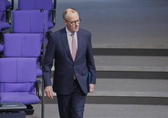 Merz will Weitergabe von Geheimdienst-Daten an Ausländerbehörden