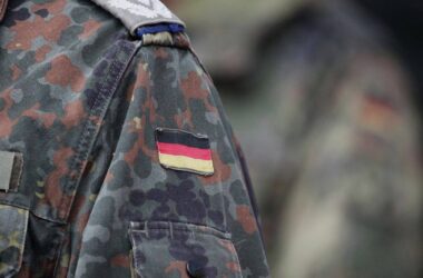 Hahn fordert schnellere Beschaffung von Radhaubitzen für Bundeswehr