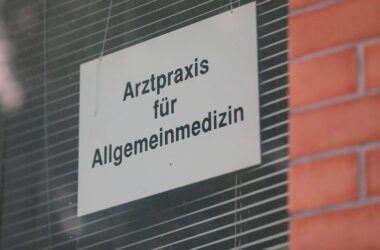 Dürr begrüßt Debatte über Krankentage