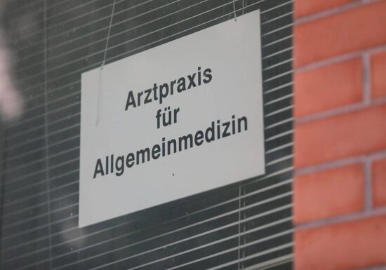 Dürr begrüßt Debatte über Krankentage