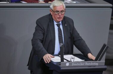 NRW-Sozialminister sieht zu hohen Akademiker-Anteil im Bundestag