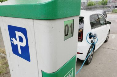 Laumann mahnt Autoindustrie: "Weg muss zum Elektro-Auto führen"