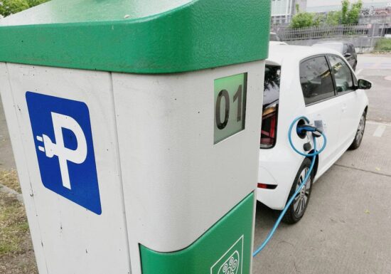 Laumann mahnt Autoindustrie: "Weg muss zum Elektro-Auto führen"
