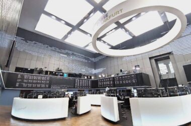 Dax startet etwas fester - Debatte über Strafzölle hält an
