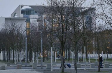 Syrer soll auch Kanzleramt mit Stein und Fäkalien attackiert haben