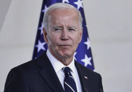 Brände bei LA wüten weiter - Biden ruft Katastrophenfall aus