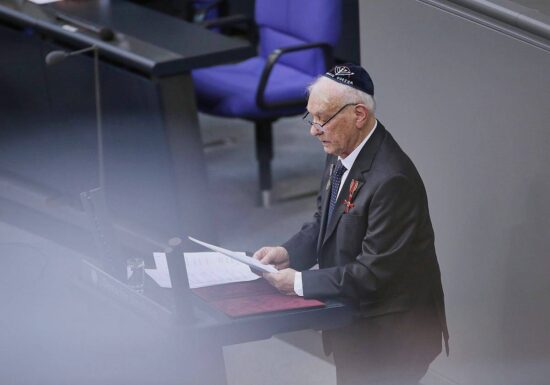 Gedenkstunde: Holocaust-Überlebender drängt auf Ukraine-Hilfen
