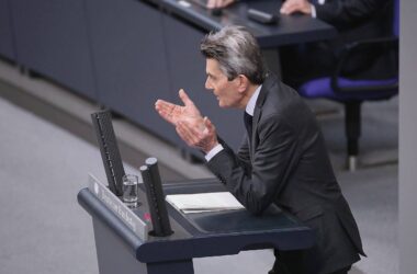 Mützenich fürchtet schleichende Zerstörung der Demokratie