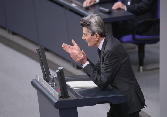 Mützenich fürchtet schleichende Zerstörung der Demokratie