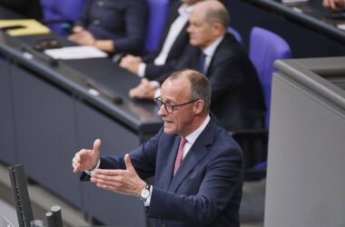 Benimmexperte sieht bei Scholz und Merz Knigge-Nachholbedarf