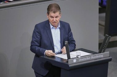 Stegner sieht Politik "an einer Weggabelung"