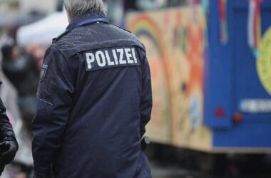 Trotz IS-Terrordrohung: Reul ermutigt Karnevalisten