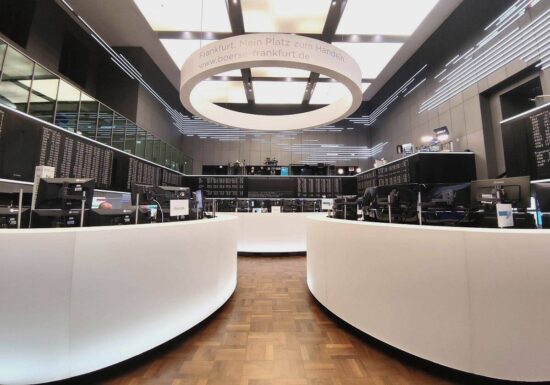 Dax startet leicht im Plus - Inflationssorgen auch in Europa