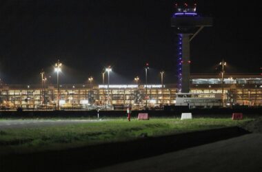 Nach Flugstornierung vor Wahl: 155 Afghanen in Berlin gelandet