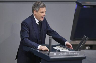 Grünen-Politiker kritisieren Habecks Asylkurs