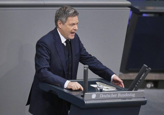 Grünen-Politiker kritisieren Habecks Asylkurs