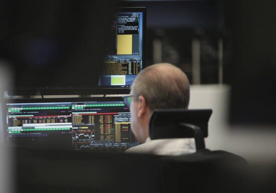 Dax bleibt am Mittag fester - Ölpreis deutlich gestiegen