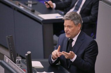 Habeck verspricht Klimageld bis spätestens 2027