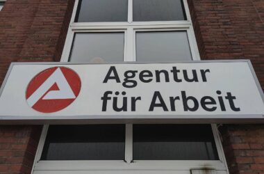 Unternehmen bauen weiter Arbeitsplätze ab