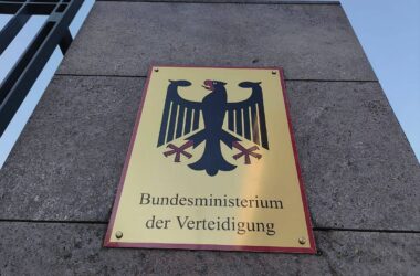 BMVg verteidigt Wechsel von Mitarbeitern zur Rüstungsindustrie