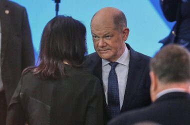 Baerbock kritisiert Scholz: "Es wären weniger Menschen gestorben"