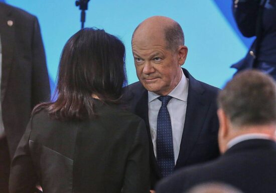 Baerbock kritisiert Scholz: "Es wären weniger Menschen gestorben"