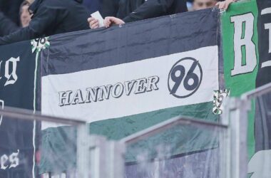 2. Bundesliga: Paderborn rettet Punkt in Hannover trotz Alu-Pech