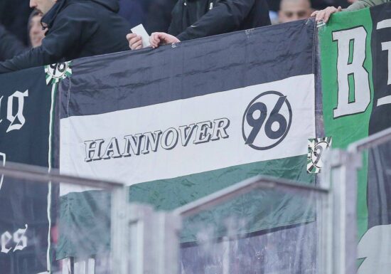 2. Bundesliga: Paderborn rettet Punkt in Hannover trotz Alu-Pech