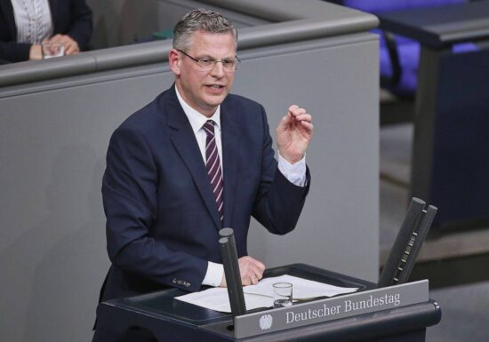De Vries warnt vor "Staatskrise" bei Scheitern des Finanzpakets