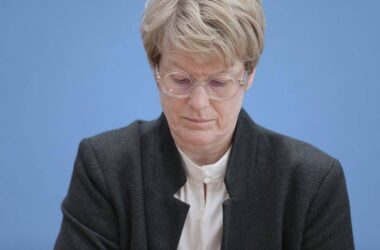 Grimm bezeichnet mögliche Schuldenaufnahme als "Weg in den Abgrund"