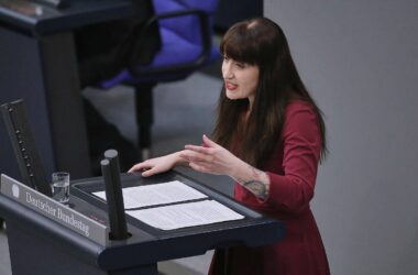 Reichinnek bietet Merz Gespräche über Schuldenbremsen-Konsens